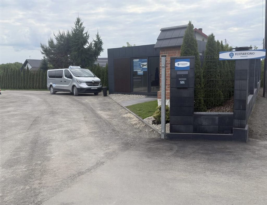 FlyParking - parking lotnisko Kraków-Balice (KRK) - zdjęcie 2