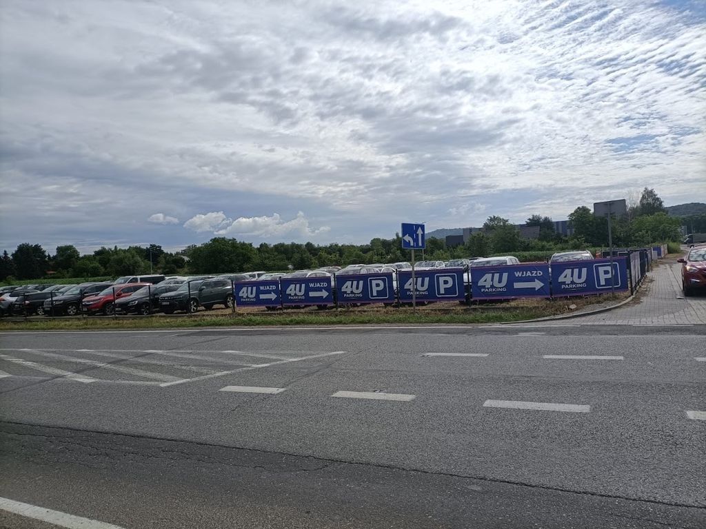 Parking 4U - ogrodzony plac przy DW774, lotnisko Kraków-Balice (KRK)