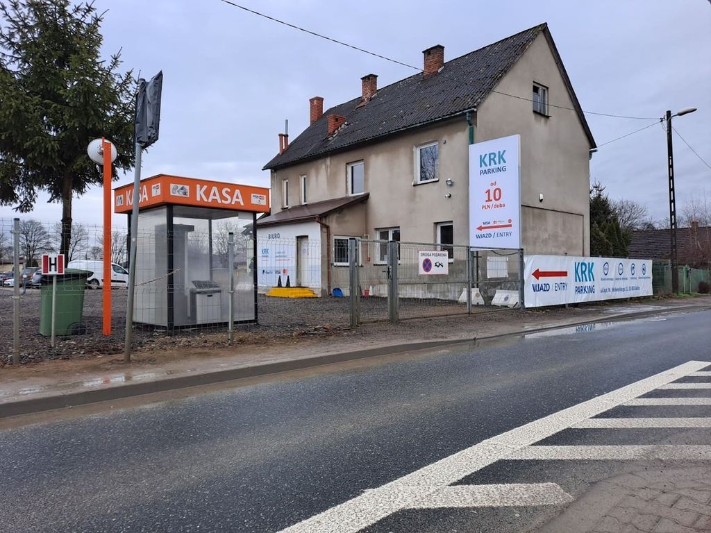 KRK Parking Lotnisko – nocą